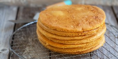 Kulaté medovníkové pláty, naskládané na sobě