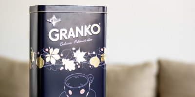 Granko v kovovém obalu