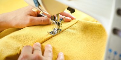 Švadlena přešívá staré oblečení