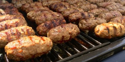 Spousta kusů čevabčiči na roštu grilu