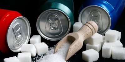 Plechovky s limonádami a sladidly, která obsahují