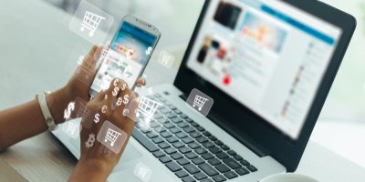 Mobilní telefon před notebookem