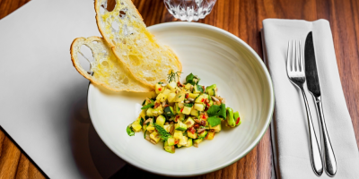 Falešný tatarák z cukety na talíři s bagetou