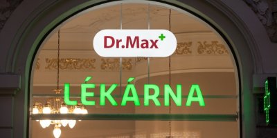 Výloha lékárny Dr. Max v Praze s logem a nápisem Lékárna