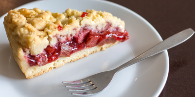 Rebarborový drobenkový koláč