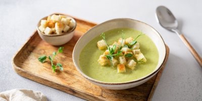 Zelená polévka s krutony