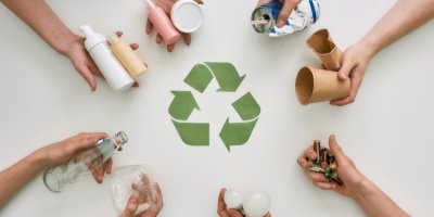 Žárovky, baterie, prázdná plechovka, skleněná láhev, platové dózy, rulička od toaletního papíru