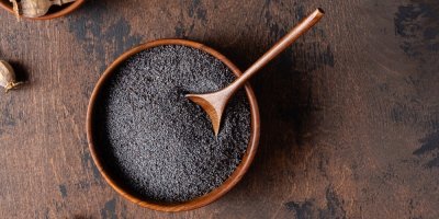 Miska s mákem, ve které je položená dřevěná lžička