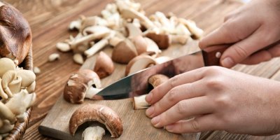 Žena krájí houby na kulajdu