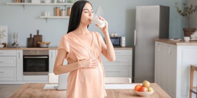 Těhotná žena pije mléko