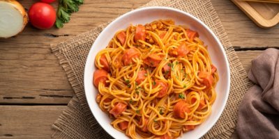 Špagety s párkem na dřevěném stole