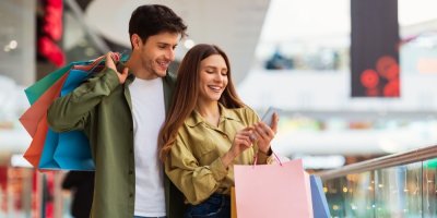 Mladý pár nakupuje