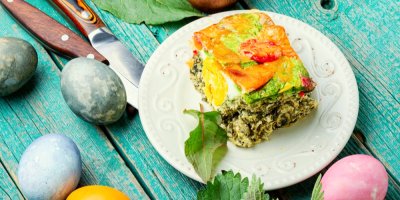 Velikonoční nádivka a kolem nabarvená vejce