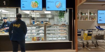 Žena čeká na jídlo v IKEA 