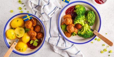 Masové kuličky ve dvou talířích s bramborem a brokolicí