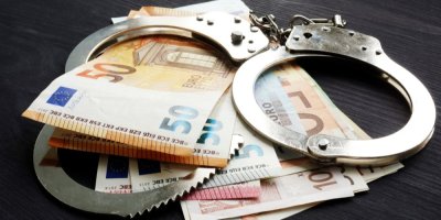 Eurové bankovky a pouta