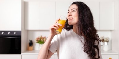 Žena s dlouhými vlasy bude pít džus