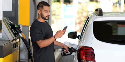 Muž doplňuje pohonné hmoty na čerpací stanici