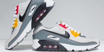 Bílé boty značky Nike  s barevnými aplikacemi