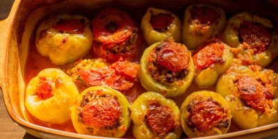 Pekáč s plněnými paprikami