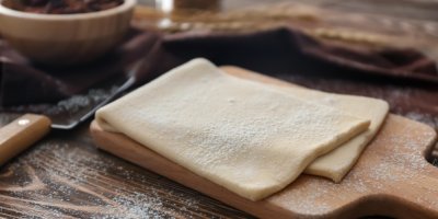 2 pláty listového těsta na dřevěném prkénku