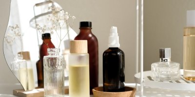 Kosmetické lahvičky před zrcadlem