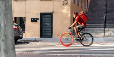 Muž jede jako messenger na kole
