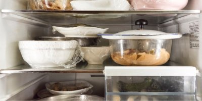 Potraviny v lednici uložené v miskách a dózách