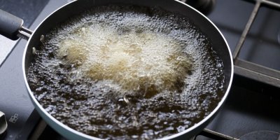 Bublající olej na pánvi