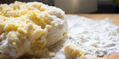 Dělání bramborového těsta na pomoučeném vále