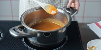 Žena, která připravuje karamelový krém