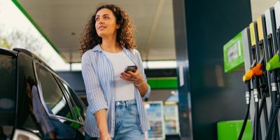 Žena tankuje na benzinové stanici