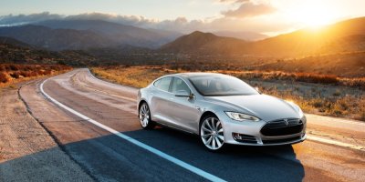 Auto Tesla jedoucí v krajině