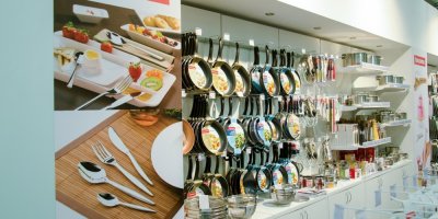 Pánve značky Tescoma vystavené v obchodě