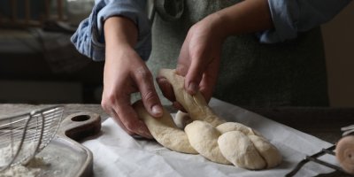 Ženské ruce, které pletou housku