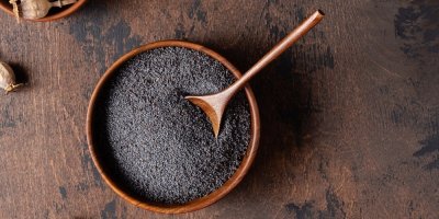 Miska s mákem, ve které je položená dřevěná lžička