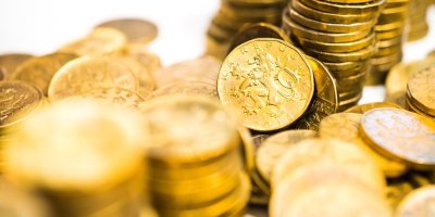 Spousta českých dvacetikorun na hromádce