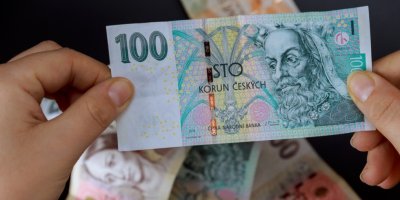 Česká stokoruna v rukou
