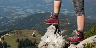 Nohy v pohorkách na kamenném povrchu