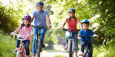 Čtyřčlenná rodina jede na kolech