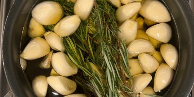 Konfitovaný česnek s rozmarýnem