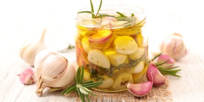 Konfitovaný česnek ve skleněné nádobě