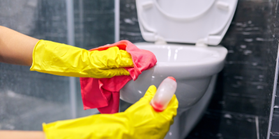 Žena čistí záchod