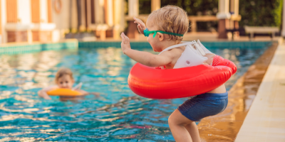 Dvě děti se koupou v bazéně