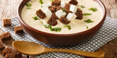 Doma vyrobená brynzová polévka s krutonky