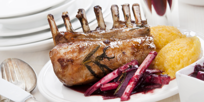 Jehněčí kotlety s rebarborovou omáčkou z červeného vína a polentou