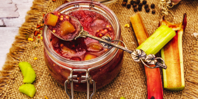 Čatní z rebarbory – sada ingrediencí a koření na vaření