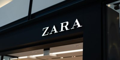 Logo Zara na prodejně oděvu