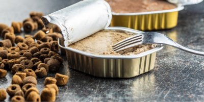 Granule a dvě paštiky pro domácí mazlíčky