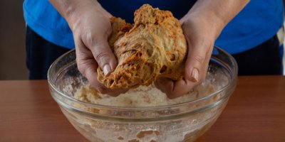 Příprava seitanu v míse